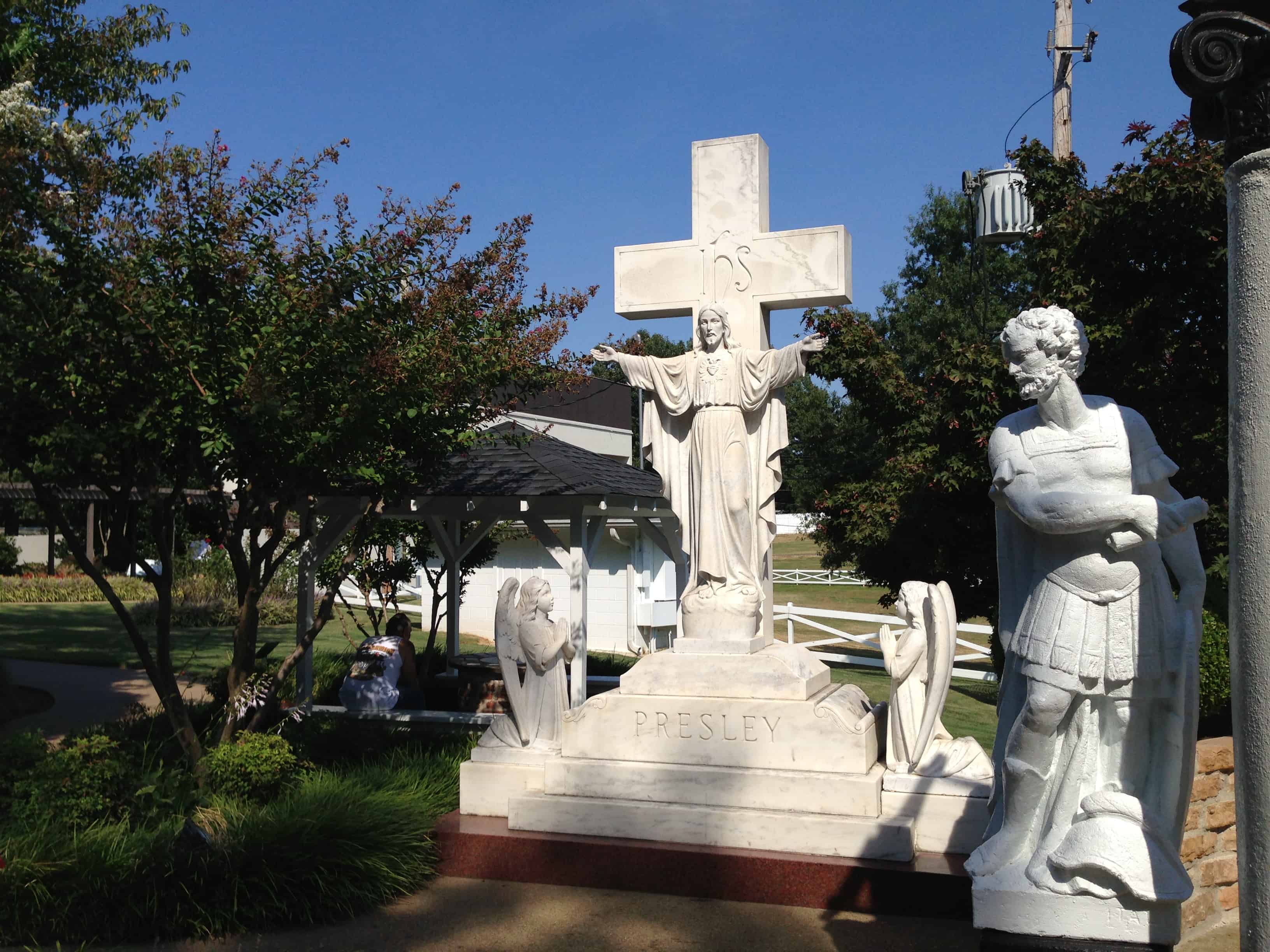 statue at graceland