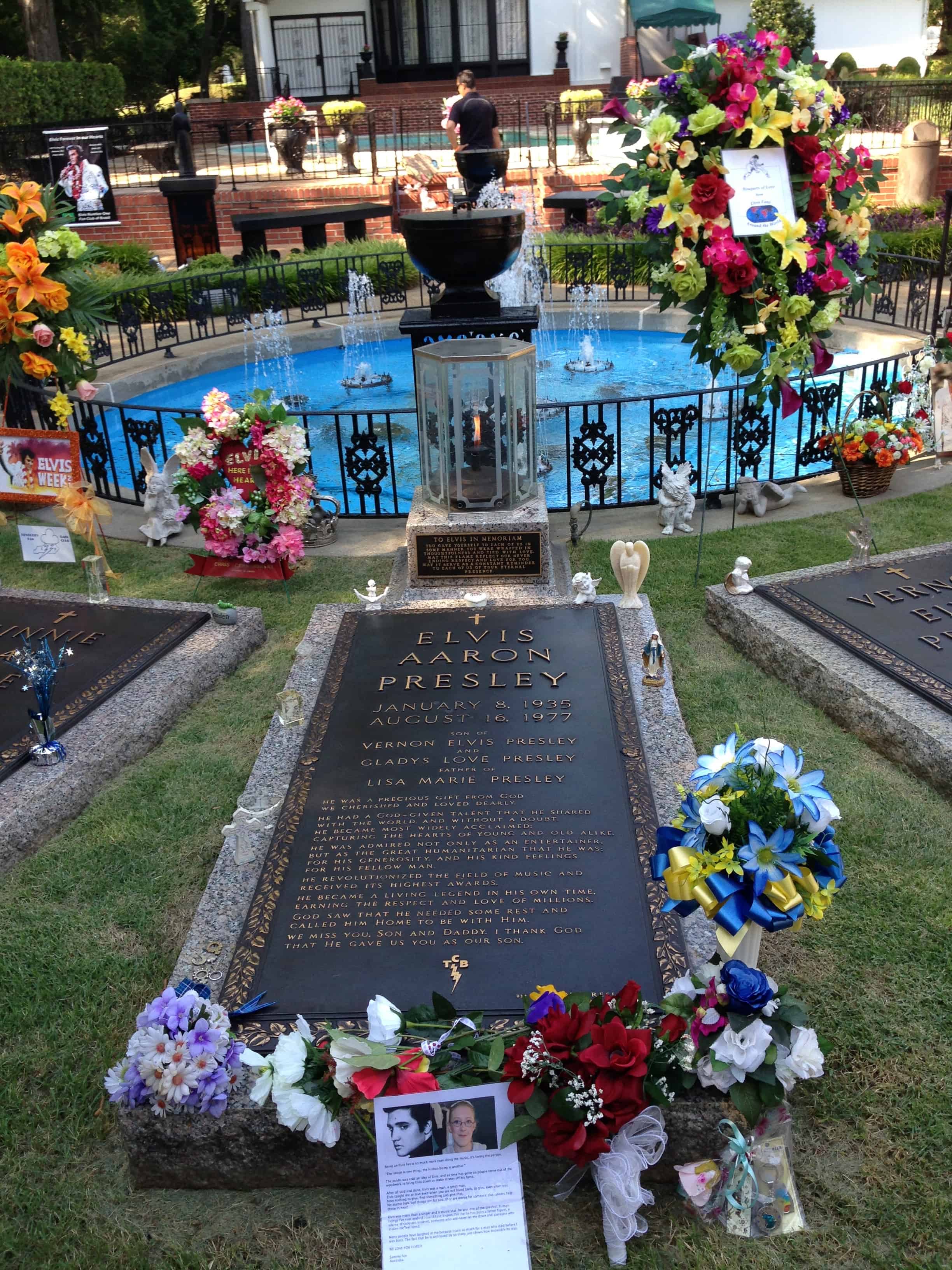 elvis aaron presley grave at graceland